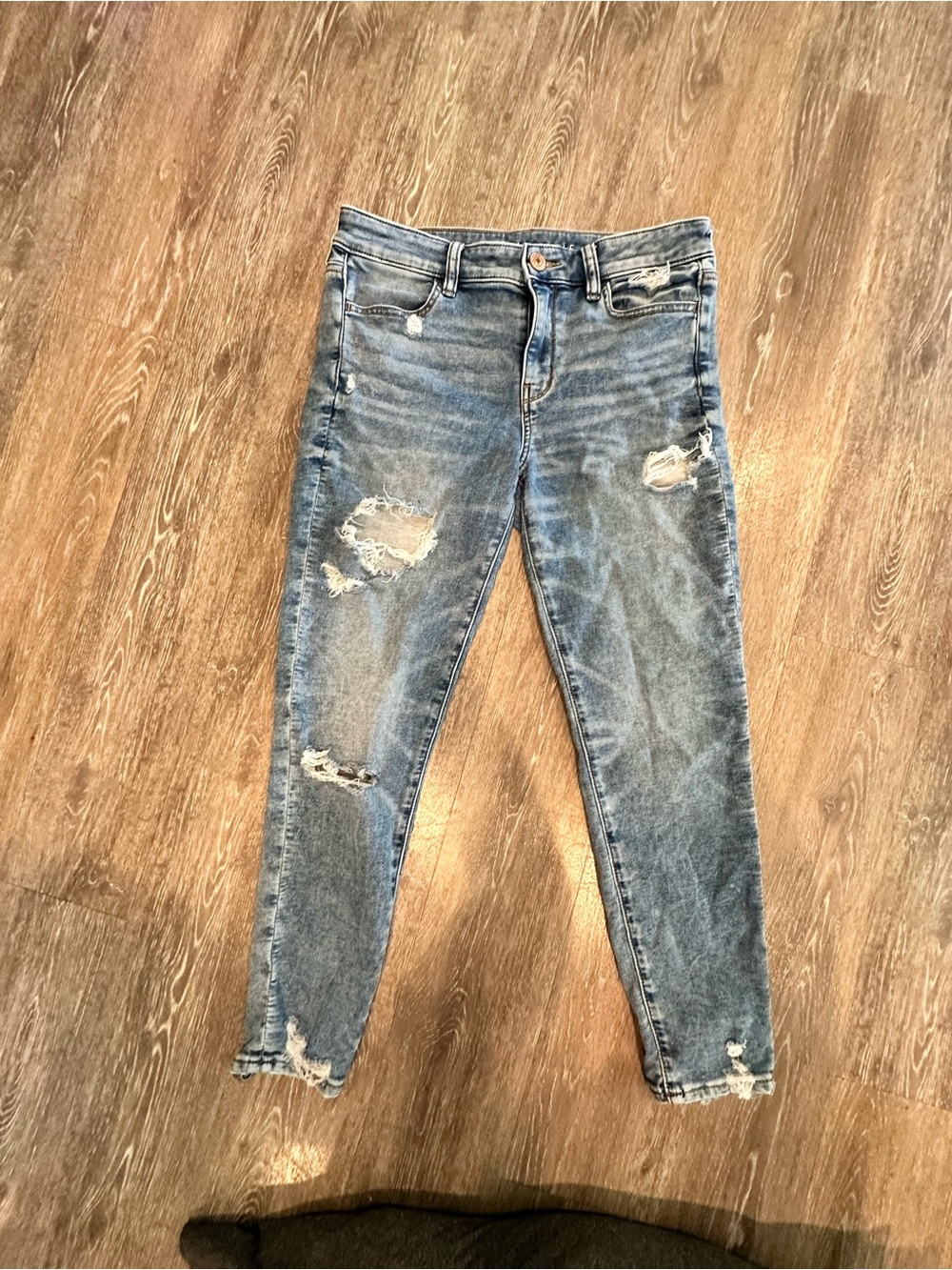 American Eagle Outfitters Light Wash Distressed Ripped Crop Jegging